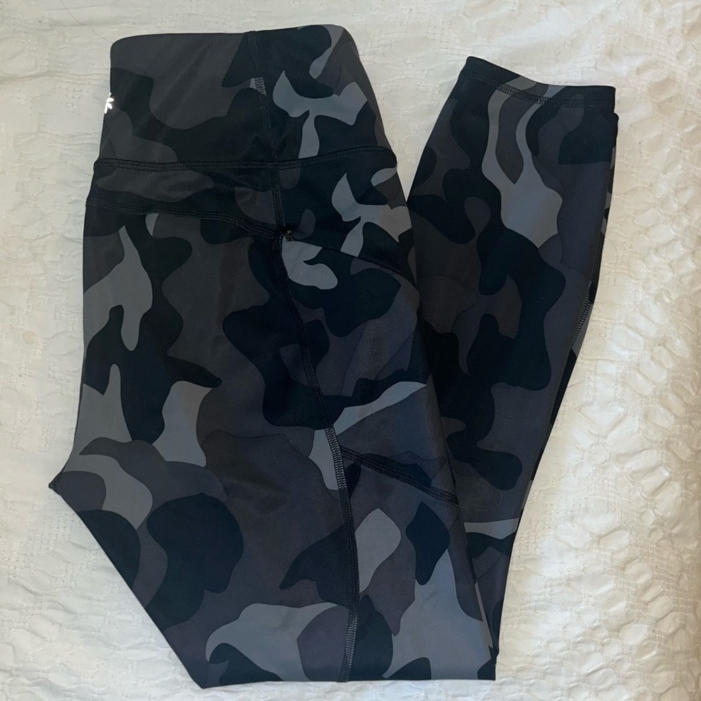 Athelta Black-Gray Camouflage Leggings
Size Medium